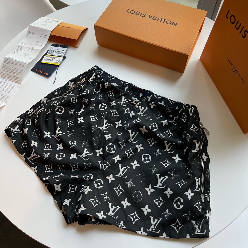 Louis Vuitton stencil-effect monogram shorts 🩳
